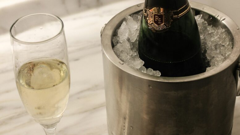 Pourquoi l'étiquette de champagne se décolle dans le seau à glace